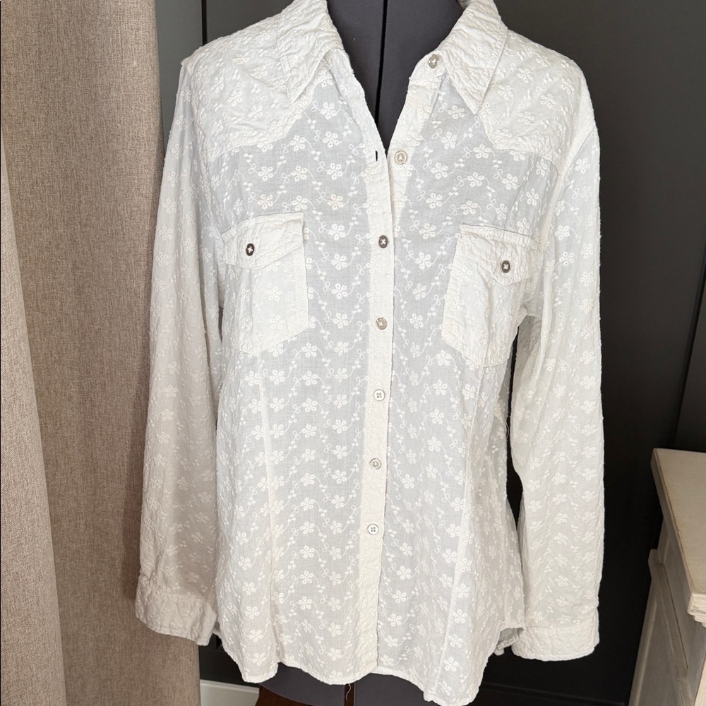 Lola P White Hi Low‎ Eyelet Button-Down Shirt size L Rayon EUC
